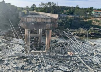 SEBUAH jambatan musnah akibat dibedil tentera udara Thailand di Pursat, Kemboja. - AFP