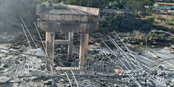 SEBUAH jambatan musnah akibat dibedil tentera udara Thailand di Pursat, Kemboja. - AFP