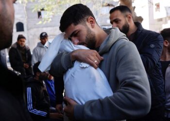 SEORANG lelaki Palestin mendukung mayat bayi lelaki yang terbunuh dalam serangan peluru berpandu di sebuah sekolah di kawasan Tuffah, Gaza City.-AFP