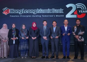 DAFINAH Ahmed Hilmi (empat dari kiri) bersama Kevin Lam (empat dari kanan) pada majlis ulang tahun ke-20 HLISB di sini, semalam.