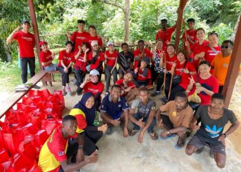 KSK turut melaksanakan pengagihan makanan simpanan kepada komuniti Orang Asli, memastikan mereka menerima bekalan asas seperti beras, minyak masak dan makanan dalam tin.