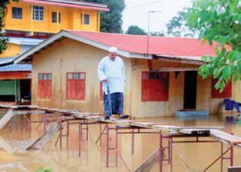 PENDUDUK di Rantau Panjang, Kelantan membina titi untuk memudahkan urusan keluar masuk selepas kawasan rumah mereka ditenggelami banjir, baru-baru ini. – UTUSAN/KAMARUL BISMI KAMARUZAMAN