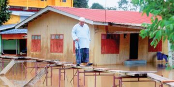 PENDUDUK di Rantau Panjang, Kelantan membina titi untuk memudahkan urusan keluar masuk selepas kawasan rumah mereka ditenggelami banjir, baru-baru ini. – UTUSAN/KAMARUL BISMI KAMARUZAMAN