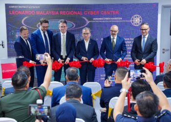 FAHMI Fadzil (tiga kanan) merasmikan Pembukaan Pusat Siber Serantau Leonardo Malaysia di Menara PHB Shah Alam, Selangor, semalam. - UTUSAN/SADDAM YUSOFF