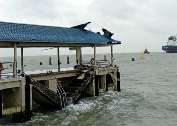 KEADAAN kemudahan di Jeti Penumpang Port Dickson yang rosak susulan kejadian ribut tropika Senyar pada 28 November lalu.