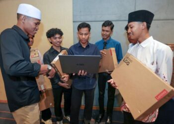 PELAJAR yang menerima sumbangan komputer riba pada Anugerah Kecemerlangan Pelajar Biasiswa dan Dermasiswa Profesional MAIPk Tahun 2025 di Ipoh, Perak, baru-baru ini. 
– UTUSAN/MUHAMAD NAZREEN SYAH MUSTHAFA