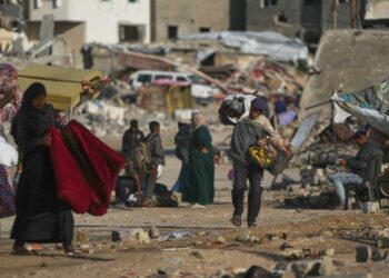 PENDUDUK Palestin membawa barangan keperluan yang masih elok untuk berpindah ke penempatan sementara bagi mengelak tindakan kejam tentera Zionis. – AGENSI