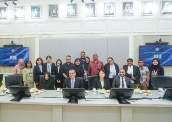 WAN Ahmad Farid Wan Salleh (duduk, dua kiri) bergambar kenangan bersama pengamal media pada pertemuan Ketua Hakim Negara sempena 100 hari pelantikan di Istana Kehakiman, Putrajaya, semalam. 
– UTUSAN/FAISOL MUSTAFA