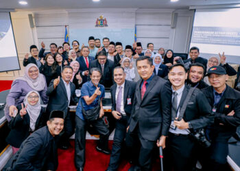 PENGAMAL media Melaka bergambar bersama Ab. Rauf Yusoh selepas berakhirnya Persidangan Ketiga (Bajet), Penggal Keempat, Dewan Undangan Negeri Melaka Kelima Belas di Seri Neger, Melakai hari ini.