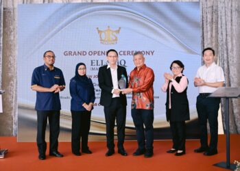 ONG Bee Chip (tiga dari kanan) bersama Pengerusi Jawatankuasa Pelaburan, Perdagangan, Hal Ehwal Pengguna dan Sumber Manusia Negeri Johor Lee Ting Han (tiga dari kiri) dan Timbalan Pengarah Kanan, Bahagian Teknologi Makanan & Industri Berasaskan Sumber, MIDA, Wan Hariati Wan Salleh pada masjlis pembukaan kilang itu di Simpang Renggam, Johor.