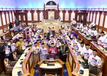 MENTERI Besar, Datuk Seri Wan Rosdy Wan Ismail dan Ahli-Ahli Dewan Undangan Negeri (ADUN) Pahang menunjukkan buku Belanjawan Pahang 2026 di Kuantan, Pahang.