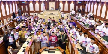 MENTERI Besar, Datuk Seri Wan Rosdy Wan Ismail dan Ahli-Ahli Dewan Undangan Negeri (ADUN) Pahang menunjukkan buku Belanjawan Pahang 2026 di Kuantan, Pahang.