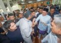 ANWAR Ibrahun beramah mesra bersama jemaah selepas menunaikan solat Jumaat di Masjid Cyberjaya 10, Cyberjaya, semalam. – UTUSAN/FAISOL MUSTAFA