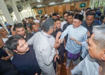 ANWAR Ibrahun beramah mesra bersama jemaah selepas menunaikan solat Jumaat di Masjid Cyberjaya 10, Cyberjaya, semalam. – UTUSAN/FAISOL MUSTAFA