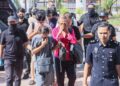 TUJUH individu termasuk seorang pemilik sauna yang dipercayai menjalankan aktiviti songsang dibawa bersama beberapa tahanan lain ketika tiba di pekarangan Kompleks Mahkamah Bukit Mertajam, Pulau Pinang semalam. – UTUSAN/DANIAL SAAD