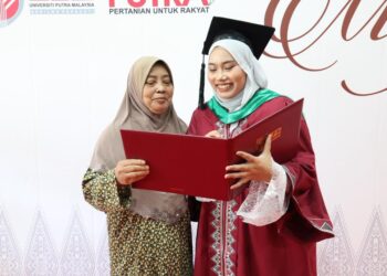 NUR Hidayah Musa bersama ibunya Zawiah Mat Hassan ketika ditemui pada Majlis Konvokesyen UPM di Serdang, Selangor, semalam.
