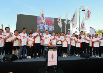 ANTHONY Loke Siew Fook ketika merasmikan D-Action Run di Padang MBS, Seremban hari ini.