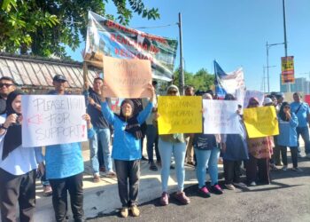 SEBAHAGIAN penduduk Kampung Bagan Jermal mengadakan bantahan di Persiaran Gurney, Pulau Pinang, hari ini bagi menuntut pemaju bertanggungjawab terhadap kerosakan rumah, surau, restoran serta banjir berulang di kawasan itu akibat projek pembangunan sebuah taman air.-UTUSAN/SAFINA RAMLI
