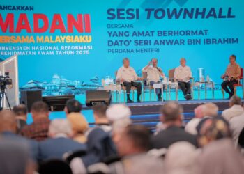 ANWAR Ibrahim pada sesi townhall dalam  Program Rancakkan Madani Bersama Malaysiaku dan Konvensyen Nasional Reformasi Perkhidmatan Awam 2025 di Putrajaya hari ini.
