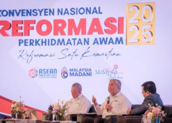 AHMAD Zahid Hamidi pada forum Konvensyen Nasional Reformasi Perkhidmatan Awam sempena program Rancakkan Madani Bersama Malaysiaku di Putrajaya hari ini.
