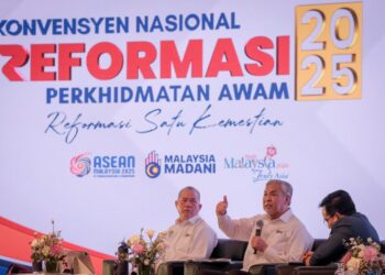 AHMAD Zahid Hamidi dan Fadillah pada forum Konvensyen Nasional Reformasi Perkhidmatan Awam sempena program Rancakkan Madani Bersama Malaysiaku di Putrajaya hari ini.