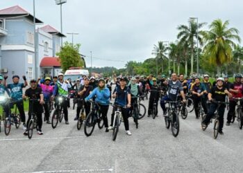 PARA peserta bergambar sebelum memulakan program MUST Green Ride with VC, yang menjadi platform utama dalam menggalakkan mobiliti rendah karbon dan mengurangkan kebergantungan terhadap pengangkutan bermotor berasap dalam persekitaran kampus.