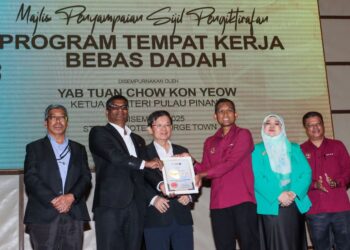 CHOW Kon Yeow (tiga dari kiri) pada Majlis Penyampaian Sijil Pengiktirafan Program Tekad kepada PBAPP di George Town, Pulau Pinang hari ini.-UTUSAN/DANIAL SAAD