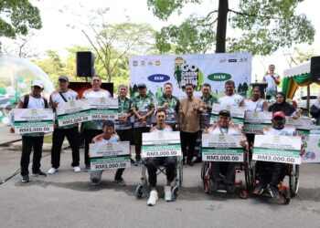 PEKEMA menyerahkan sumbangan kepada 10 bekas atlet kebangsaan.