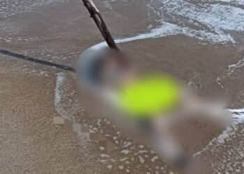 MAYAT kanak-kanak yang bermain ombak di Pantai Kemayang, Bachok, Kelantan ditemukan lemas pagi tadi-IHSAN BOMBA.