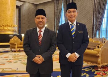 MOHD. Nassuruddin Daud (kiri) dan Mohd. Shukri Ramli.