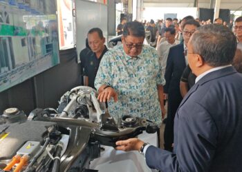 AB. Rauf Yusoh pada Majlis Perasmikan Kilang Kedua EP Manufacturing Berhad (EPMB) dan pelancaran pemasangan pertama MPV GWM WEY G9 di Kawasan Perindustrian Hicom, Pegoh, Alor Gajah hari ini.-UTUSAN/AMRAN ALI.