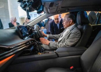 ANWAR Ibrahim mencuba kenderaan elektrik sel bahan api (FCEV) hidrogen yang diterima Jabatan Perdana Menteri di Putrajaya, semalam. – PEJABAT PERDANA MENTERI