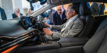 ANWAR Ibrahim mencuba kenderaan elektrik sel bahan api (FCEV) hidrogen yang diterima Jabatan Perdana Menteri di Putrajaya, semalam. – PEJABAT PERDANA MENTERI