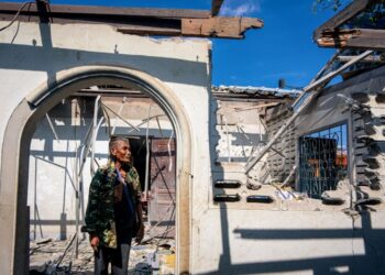 SEORANG penduduk di Wilayah Sa Kaeo, Thailand menunjukkan keadaan sebahagian rumahnya yang 
musnah dipercayai terkena bedilan tentera Kemboja susulan pergolakan di sempadan Thailand-Kemboja, semalam. – AFP