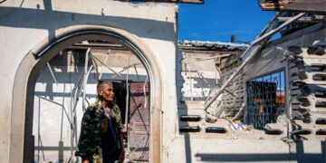 SEORANG penduduk di Wilayah Sa Kaeo, Thailand menunjukkan keadaan sebahagian rumahnya yang 
musnah dipercayai terkena bedilan tentera Kemboja susulan pergolakan di sempadan Thailand-Kemboja, semalam. – AFP