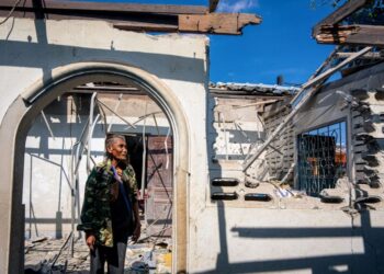SEORANG penduduk di Wilayah Sa Kaeo, Thailand menunjukkan keadaan sebahagian rumahnya yang 
musnah dipercayai terkena bedilan tentera Kemboja susulan pergolakan di sempadan Thailand-Kemboja, semalam. – AFP