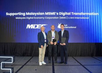 NAIB Presiden dan Ketua Pegawai Kelestarian Ant International, Chen Leiming (kiri); Naib Presiden Bahagian Penerimagunaan Digital MDEC, Ir. Wan Murdani Wan Mohamad dan Ian Cheong (kanan) pada majlis pemeteraian kerjasama antara MDEC dan Ant International di Kuala Lumpur, baru-baru ini.