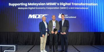 NAIB Presiden dan Ketua Pegawai Kelestarian Ant International, Chen Leiming (kiri); Naib Presiden Bahagian Penerimagunaan Digital MDEC, Ir. Wan Murdani Wan Mohamad dan Ian Cheong (kanan) pada majlis pemeteraian kerjasama antara MDEC dan Ant International di Kuala Lumpur, baru-baru ini.