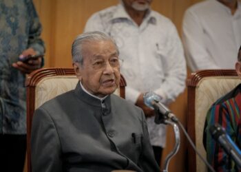 MAHATHIR Mohamad pada sidang akhbar selepas mempengerusikan Mesyuarat Jawatankuasa SOM di Putrajaya hari ini. - UTUSAN/FAIZ ALIF ZUBIR