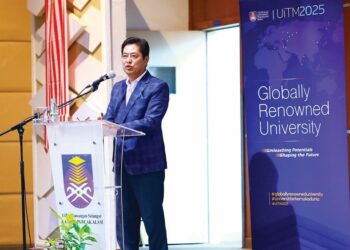 AZAM Baki ketika menyampaikan ucapan pada Program SPRM-UiTM Inspira 2025: Hari Integriti 
dan Kepimpinan di Universiti Teknologi Mara (UiTM) Kampus Puncak Alam, Shah Alam, semalam.