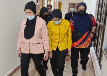 JANIDA Daimun (kiri) dan Nuraina Asmawil (dua dari kiri) dibawa ke Mahkamah Majistret Johor Bahru hari ini bagi didakwa atas kesalahan memiliki kad pengenalan palsu. - UTUSAN/BAAZLAN IBRAHIM