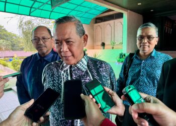 AMINUDDIN Harun pada sidang akhbar selepas Persidangan Ketiga (Belanjawan) Penggal Ketiga DUN Negeri Sembilan Ke-15 di Seremban hari ini. - UTUSAN/NOR SHAFIQAH MOHD. GHAZALI