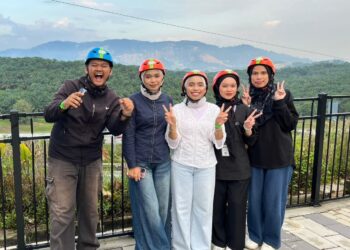 WARTAWAN pelatih Utusan Malaysia berpeluang mencuba pelbagai aktiviti yang disediakan di Skyline Luge Kuala Lumpur, sempena ulang tahun kedua pembukaannya, baru-baru ini.