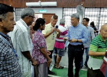 MOHAMAD HASAN menyampaikan sumbangan dalam Program Penyerahan Bantuan dan Sumbangan Peringkat Parlimen Rembau hari ini. - UTUSAN/MOHD. SHAHJEHAN MAAMIN