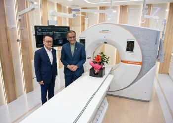 DZULKEFLY Ahmad dan Pengasas dan Pengerusi Kumpulan Sunway, Tan Sri Jeffrey Cheah bergamnar dengan mesin pengimbas CT pengiraan foton pertama DI Malaysia di Sunway Medical Centre, Bandar Sunway, Subang Jaya, Selangor hari ini.-UTUSAN/AFIQ RAZALI
