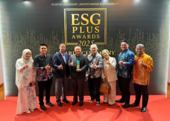 PENGERUSI Straits Energy Resources dan Benua Hijau, Datuk Seri Tengku Baharuddin Ibni Almarhum Sultan Mahmud Al-Muktafi Billah Shah (tiga dari kiri) bersama Pengarah Projek Benua Hijau, Dr. Paul Yap, Pengarah Urusan Straits Energy Resources, Datuk Sri Ron Ho Kam Choy dan Pengarah Bukan Bebas Bukan Eksekutif, Puan Harison Yusoff, bergambar bersama barisan eksekutif Benua Hijau selepas menerima Anugerah Kelestarian Alam Sekitar pada ESG PLUS Awards 2025 di Kuala Lumpur.