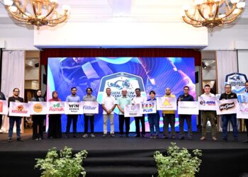 HISHAMUDDIN Abdul Karim (tengah) bergambar bersama barisan penaja  acara International Golden Monsoon Ride and Run 2025 (IGMRR 2025) di Kuala Terengganu, Terengganu.