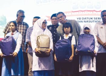 SAIFUDDIN Nasution Ismail berbual mesra dengan seorang pelajar yang menerima sumbangan persekolahan pada Program Kembali Ke Sekolah 2026 di Dewan Kompleks Sukan Kulim Hi-Tech Park, Kulim, Kedah, semalam.