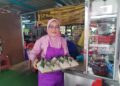 HASMA Yasin menunjukkan sebahagian nasi lemak yang dijual pada setiap hari di Felda Kota Gelanggi Dua di Jerantut, Pahang.