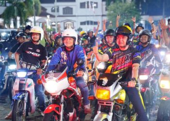 DZULKHAIRI Mukhtar (tengah) pada Majlis Perasmian Penutup RXZ Members Ride Edition Melaka 3.0 yang disempurnakan oleh Ketua Menteri, Datuk Seri Ab. Rauf Yusoh di Dataran MITC, Ayer Keroh, Sabtu lalu.